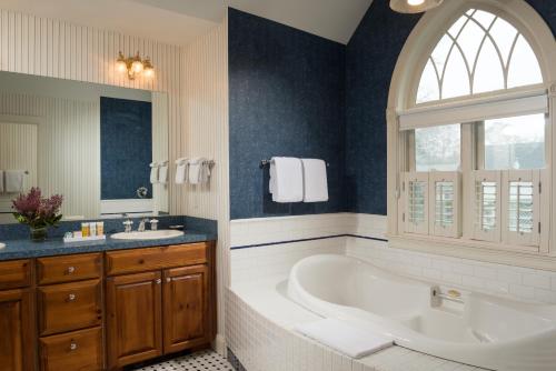 哈威奇The Winstead Inn的带浴缸和盥洗盆的浴室