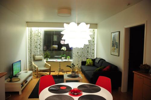 罗瓦涅米阿里萨公寓酒店的客厅配有沙发和桌子