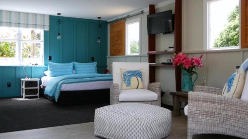 帕拉帕拉乌姆海滩顶楼住宿加早餐旅馆的一间卧室,卧室内配有一张床和椅子