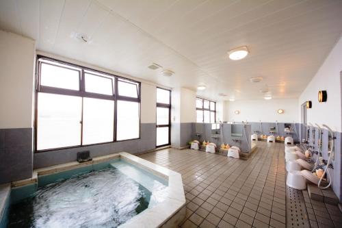 高知高知王子大饭店的大型浴室设有大浴缸和卫生间