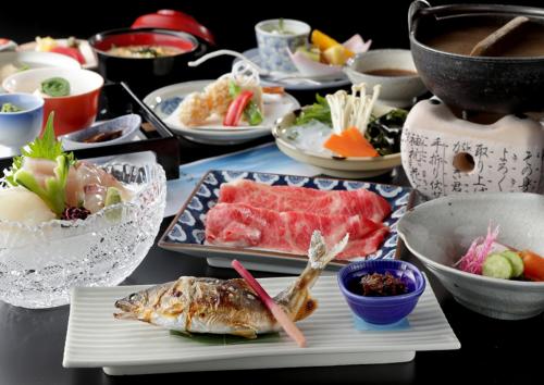 岐阜杉山旅馆的餐桌,盘子上放着食物和碗