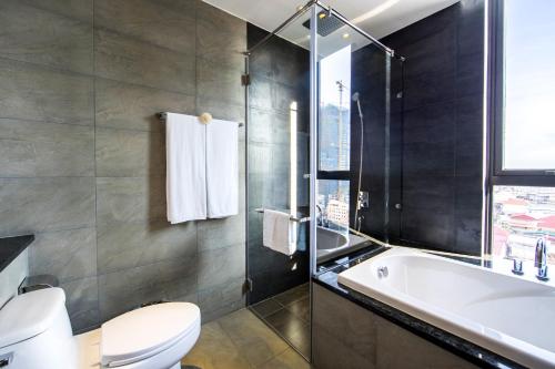 金边SIM Boutique Hotel的带浴缸、卫生间和盥洗盆的浴室