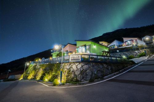 南海郡13欧胡度假屋的天空中一幅有北极光的房子的图象