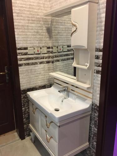 图赖夫اوركيدا طريف Orchida Turaif 2 2的浴室设有白色水槽和镜子