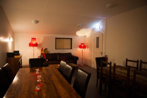 哈德洛姆斯塔泽马乔内旅馆的客厅配有桌子和沙发