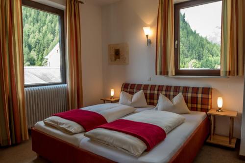 马尔尼茨卡尔特纳尔霍夫酒店的一间卧室设有一张大床和两个窗户