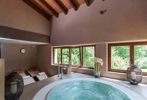 锡古恩萨Molino de Alcuneza Relais & Châteaux的带窗户的客房内的大浴缸