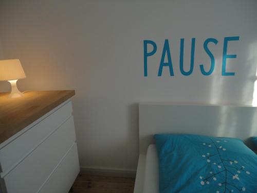 班贝格巴姆贝格美丽的度假酒店的卧室配有一张床,墙上挂有停机标志