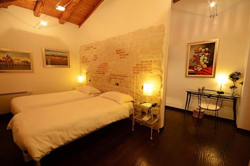 蒙特韦廖洛坎达格里乌里韦酒店的一间卧室配有两张床、两张桌子和两盏灯。