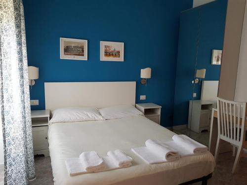 钱皮诺罗马钱皮诺甜蜜生活旅馆的蓝色卧室,配有带毛巾的床