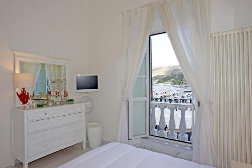 莱里奇Vittoria的白色卧室设有美景大窗户