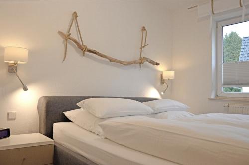 宾茨Villa Herbstwind in Binz的一间卧室配有一张带两个白色枕头的床