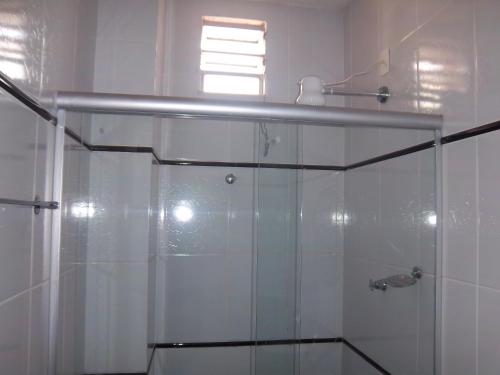 尤西德福拉Majestic Hotel的带窗户的浴室内的玻璃淋浴间