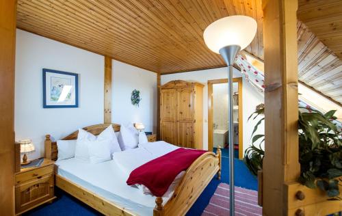 沃尔特湖畔佩莎赫萨尔曼酒店式公寓的一间卧室配有一张床和一盏灯