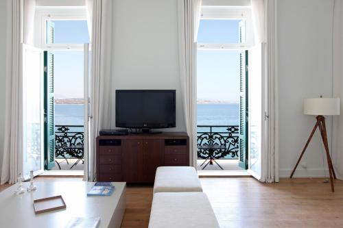 斯派赛斯波塞冬尼大酒店的带电视的客厅和阳台。