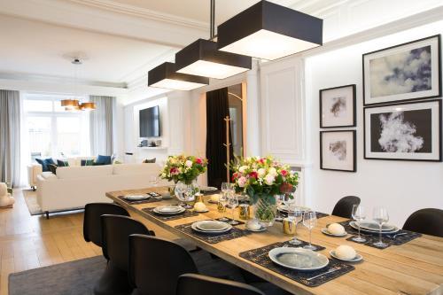 里尔Luxueux logement Bourgeois de 250 M2 climatisé的一间带长桌和椅子的用餐室