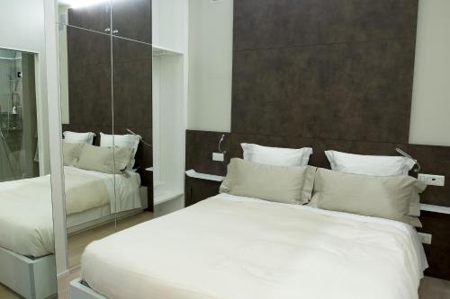 米兰Milano Porta Venezia Suite Centro的一间卧室配有两张床和镜子