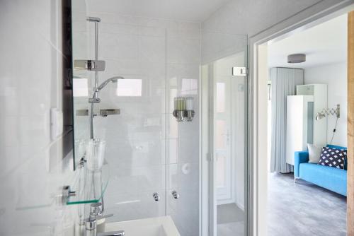 格罗宁根B&B Molenstreek的一间带玻璃淋浴间和水槽的浴室