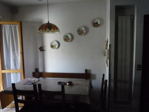 阿尔费德纳Casa Corone的一间带桌椅和台灯的用餐室