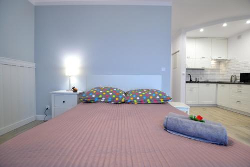 达洛科Darłówko Apartament Morski II的一张大床,配有两个枕头