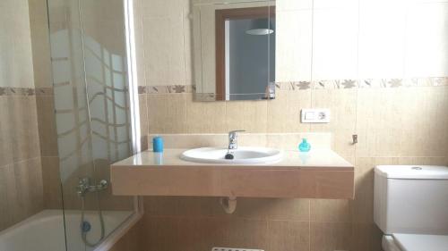 普拉亚布兰卡Casa Avellana的一间带水槽、镜子和卫生间的浴室
