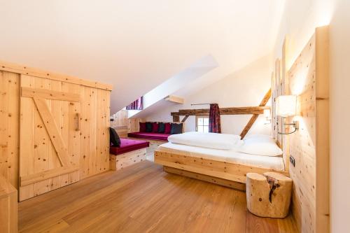 拉伊翁阳光酒店的一间卧室设有一张床和木墙