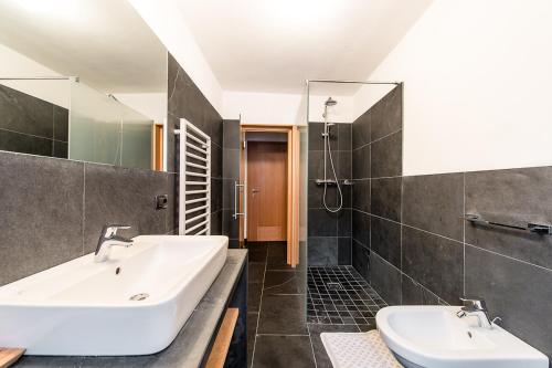 拉伊翁阳光酒店的浴室配有白色水槽和淋浴。