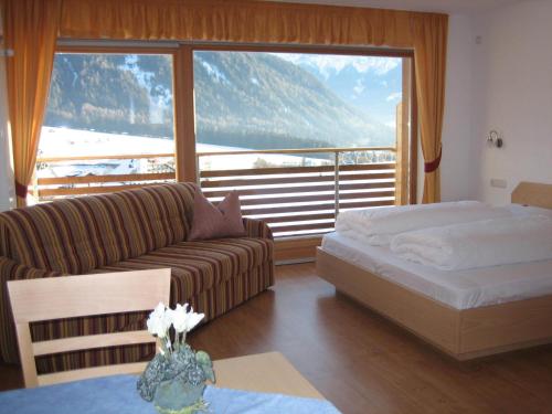 拉松迪索帕拉加尔尼－努马尔霍夫公寓的带沙发和床的客厅以及窗户。