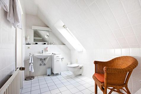 策勒布拉恩黑尔茨酒店的白色的浴室设有卫生间和水槽。