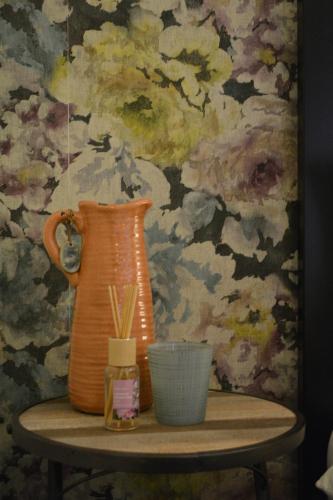 埃因霍温Suite 17的橙色花瓶坐在桌子上,墙上