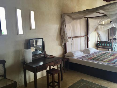 拉穆苏布瑞酒店的一间卧室配有一张床和一张带镜子的书桌