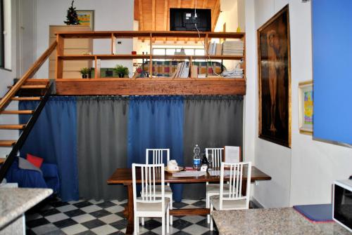 佛罗伦萨Suite Presto的一间带桌椅和楼梯的用餐室
