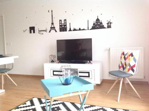 塞里斯索尔丽贝卡公寓的客厅配有电视和桌椅