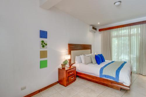 瓜纳卡斯特Ocotal Beach Club Hotel 2的一间卧室设有一张床和一个窗口