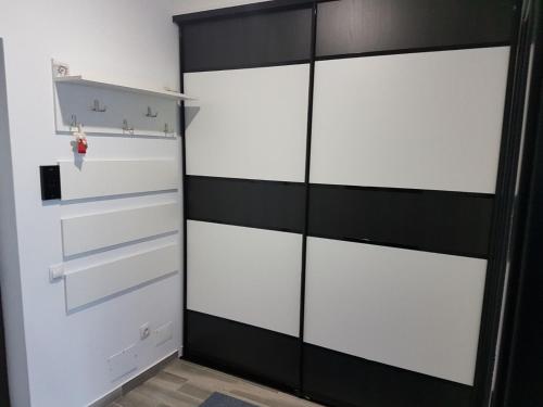 基希讷乌Russo的配有白色抽屉和黑色墙壁的衣柜