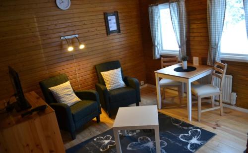 DoroteaDoro Camp Lapland的客厅配有两把椅子和一张桌子