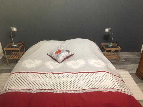 希伯维列Le Gite du Pont的一张带白色毯子和2个床头柜的床
