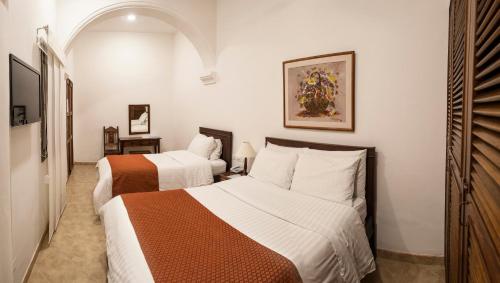 波帕扬Hotel La Plazuela的一间卧室,配有两张床