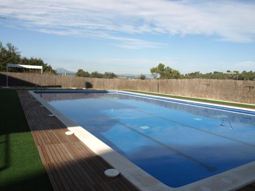 圣库加特德尔瓦勒斯德尔高尔夫公寓式酒店的屋顶上一个蓝色海水游泳池