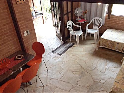 乌巴图巴Recanto Marazul的客房享有带椅子和桌子的客房的景致。