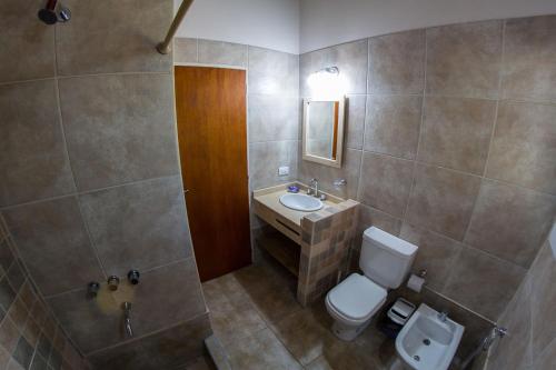 贝尔格拉诺将军镇El Refugio Casas de Campo的一间带卫生间和水槽的浴室
