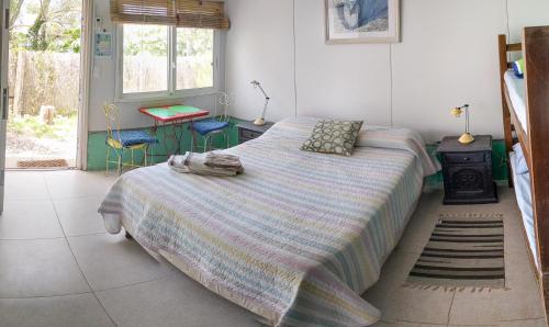 埃斯特角城Suites Atlantis的一间卧室配有一张带条纹毯子的大床