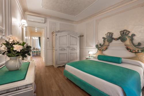 维罗纳Guelphs Apartments的一间卧室配有一张大床和花瓶