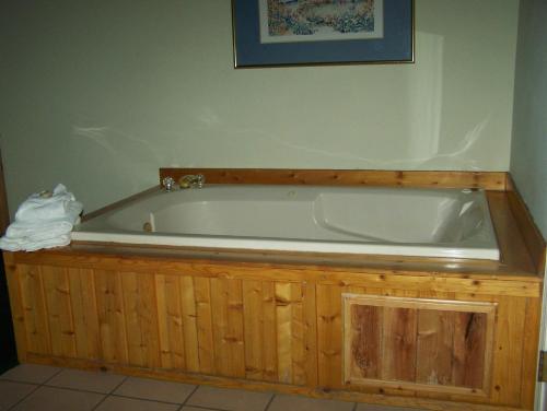 佩森雄山旅馆的带浴缸的浴室和木橱柜