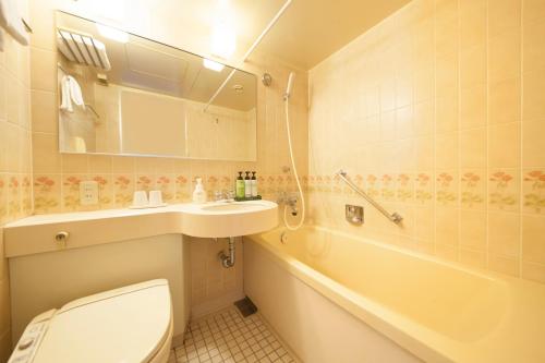 大垣昆泰撒大垣酒店的浴室配有卫生间、盥洗盆和浴缸。