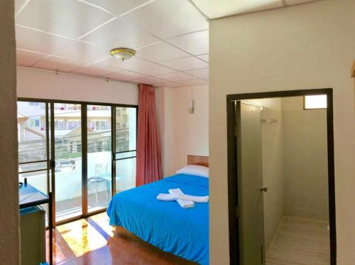 芭堤雅市中心玛丽伊之家及餐厅的一间卧室设有蓝色的床和滑动玻璃门