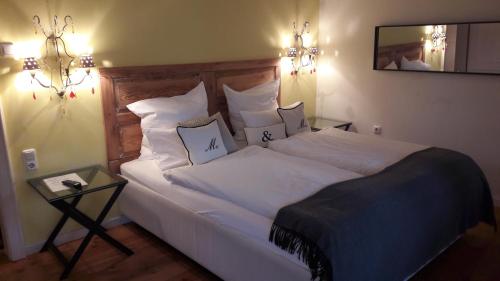 慕尼黑王子旅馆的卧室配有一张带白色床单和枕头的大床。