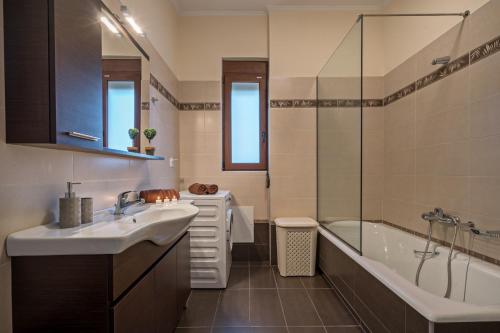 GállosAll Seasons Villas的带浴缸、水槽和淋浴的浴室