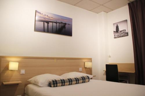 图卢兹帕潘沃尔德努伊酒店的配有一张床和一张书桌的酒店客房