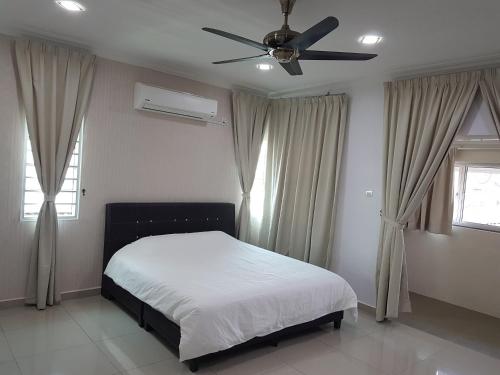 实兆远Sitiawan Homestay Entire Semi D home的一间卧室配有一张床和吊扇